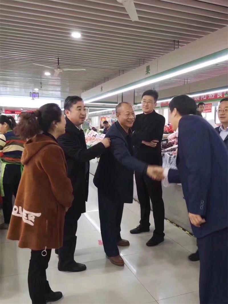 区商务领导检查工作.jpg